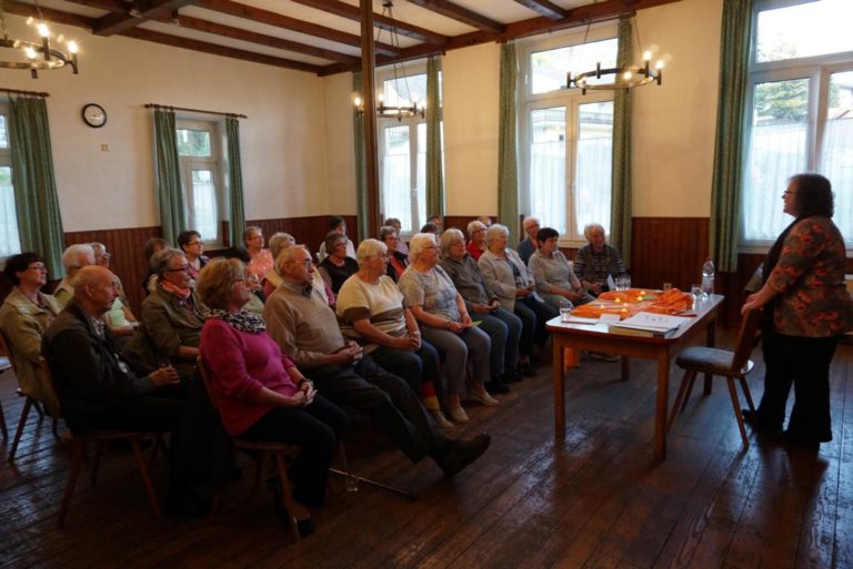 Foto von Anneli Lichtenberger bei ihrem Vortrag in Asbach